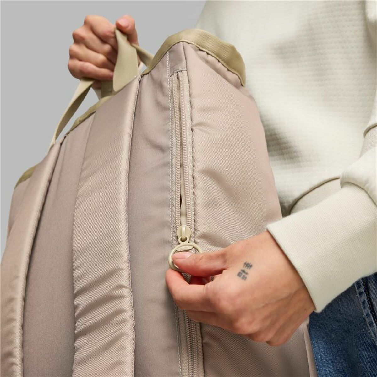 {{ tuotteen nimi}} {{ väri }}