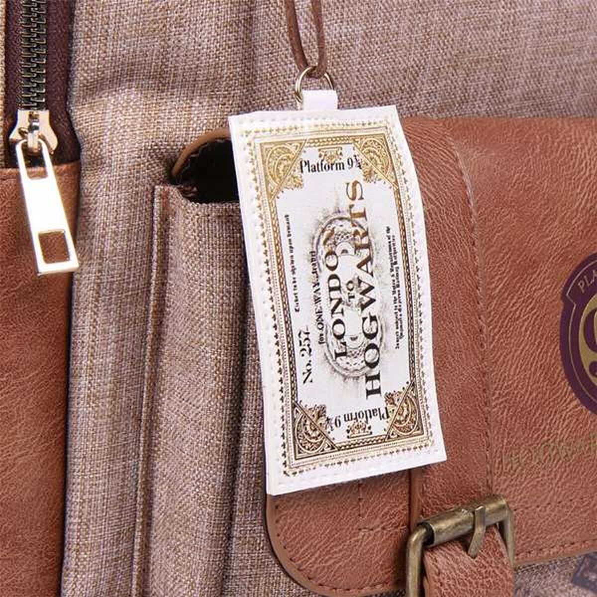 Harry Potter nuorten ruskea reppu yksityiskohta Tylypahkan junalipusta