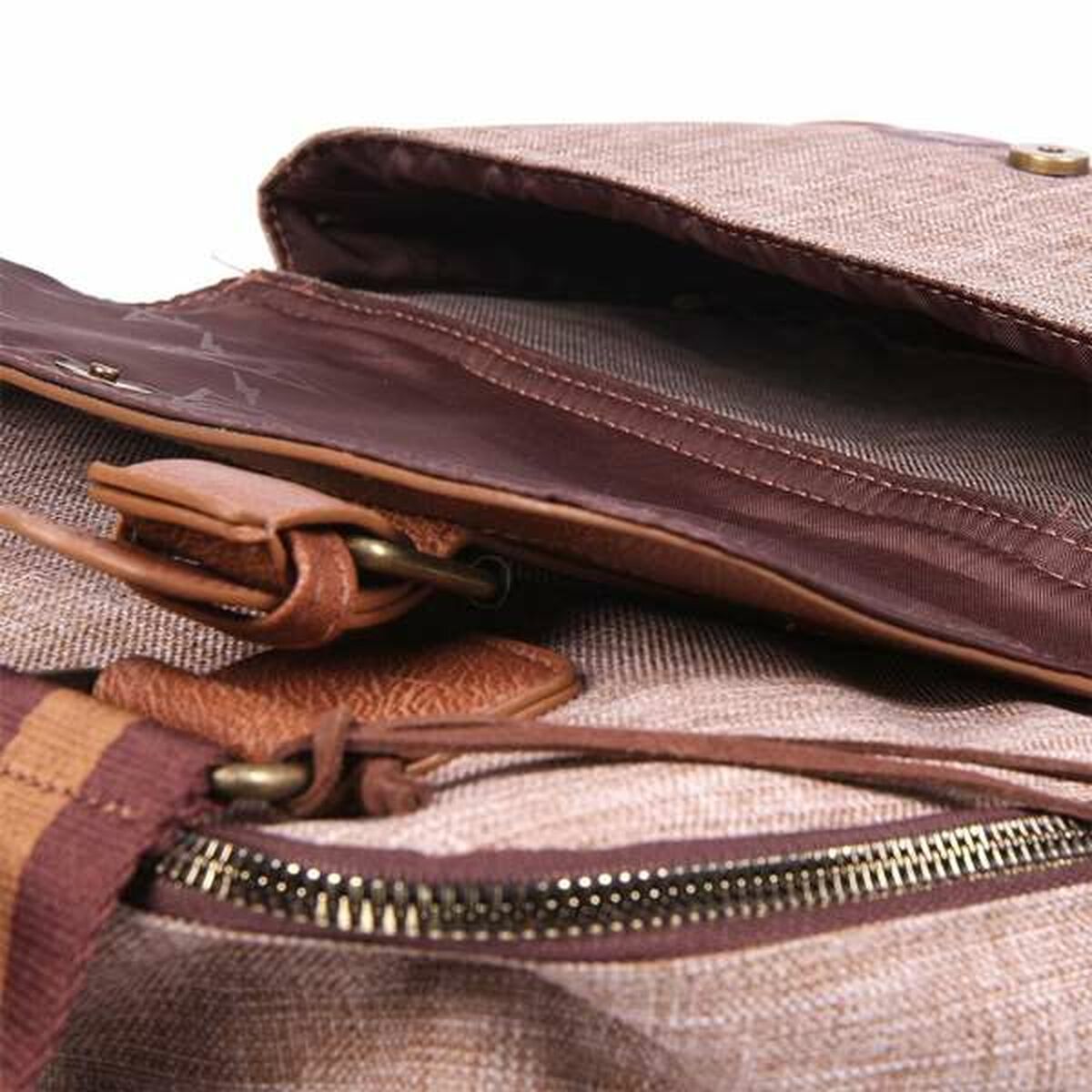 Harry Potter nuorten ruskea reppu lähikuva sivutaskusta