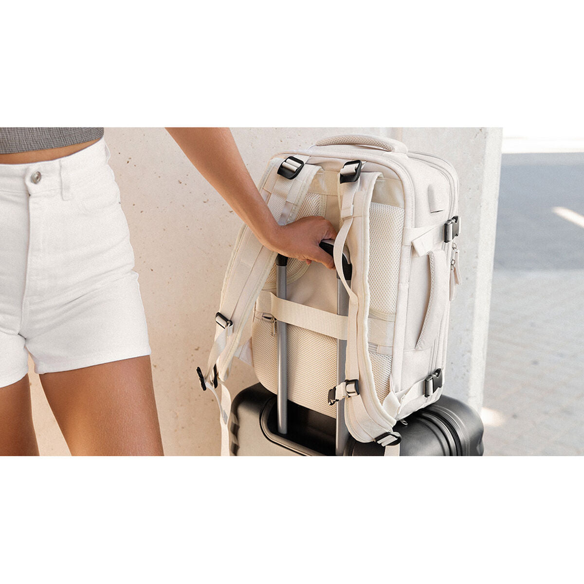 Numada b40 beige reppu matkalaukun päällä nainen pitää kiinni matkalaukun kahvasta