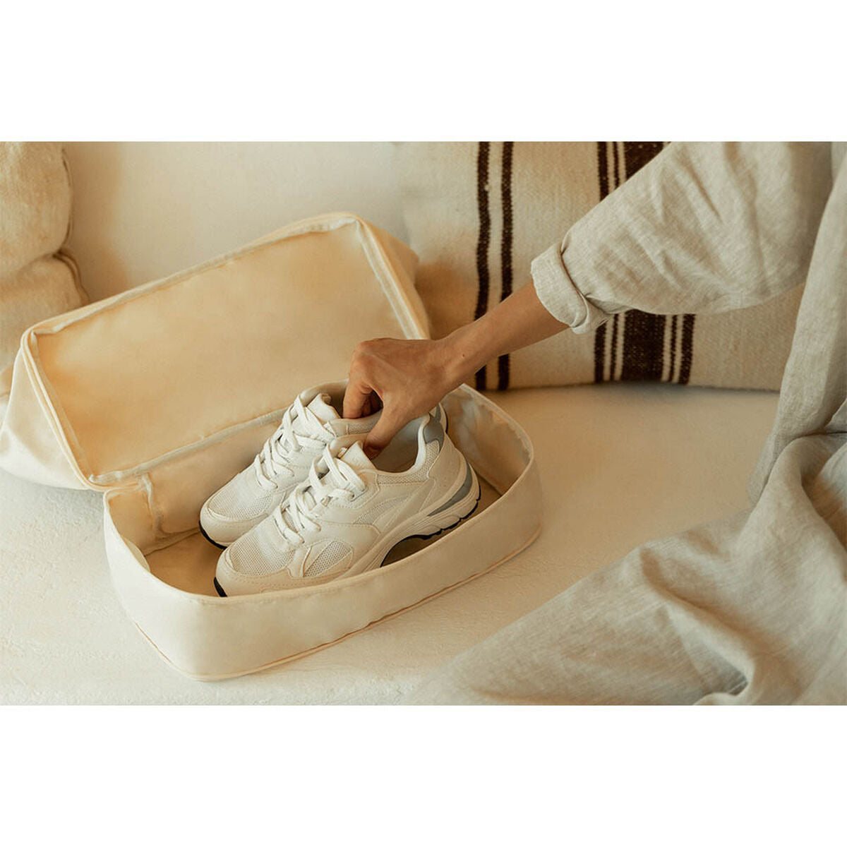 Numada urheilukassi beige vesitiivis nainen laittaa kenkiä kassiin