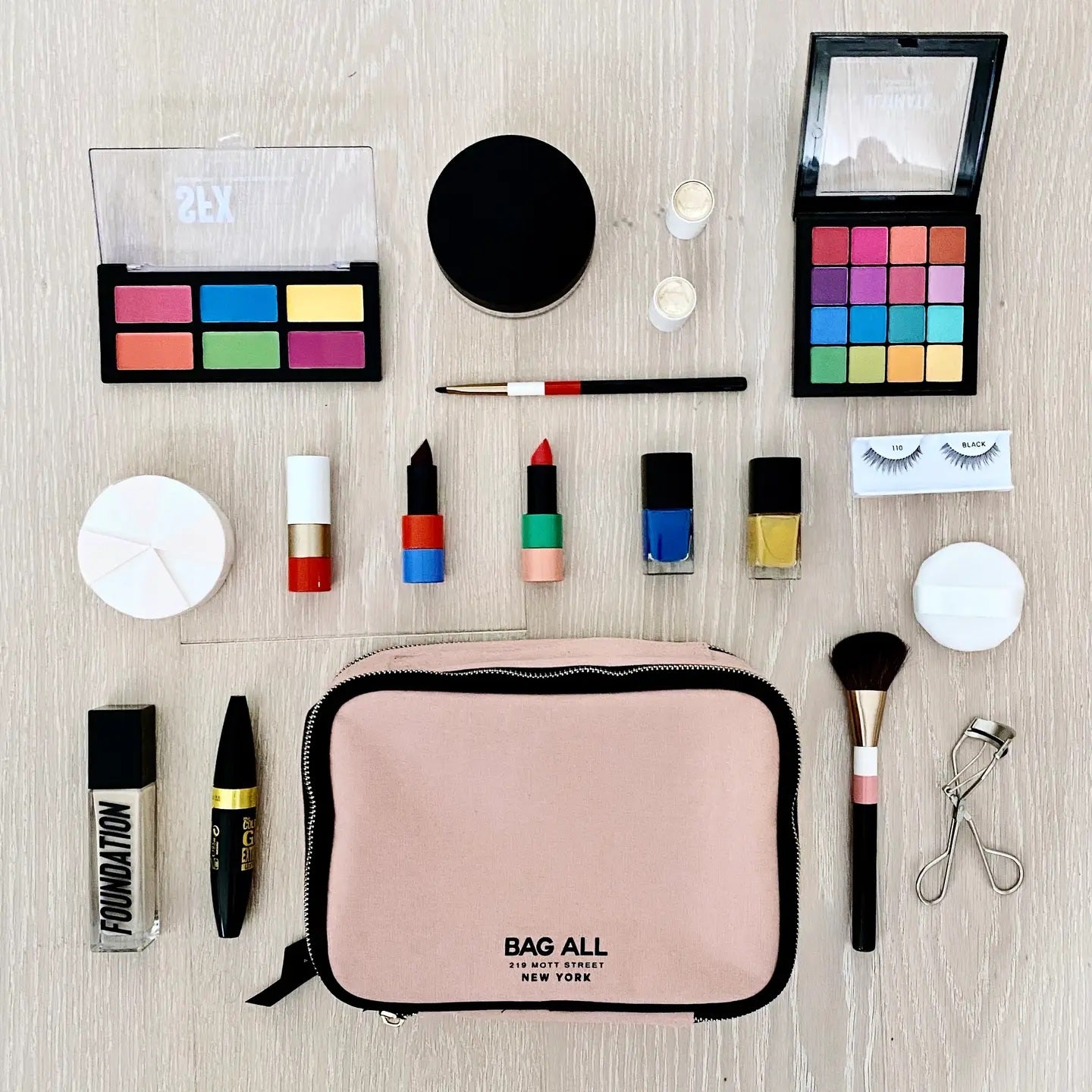 Blush Dream Organiser - monikäyttöinen säilytyslaukku, kuva päältä, tuotteita vieressä