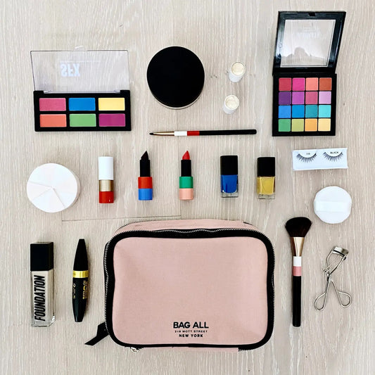 Blush Dream Organiser - monikäyttöinen säilytyslaukku, kuva päältä, tuotteita vieressä