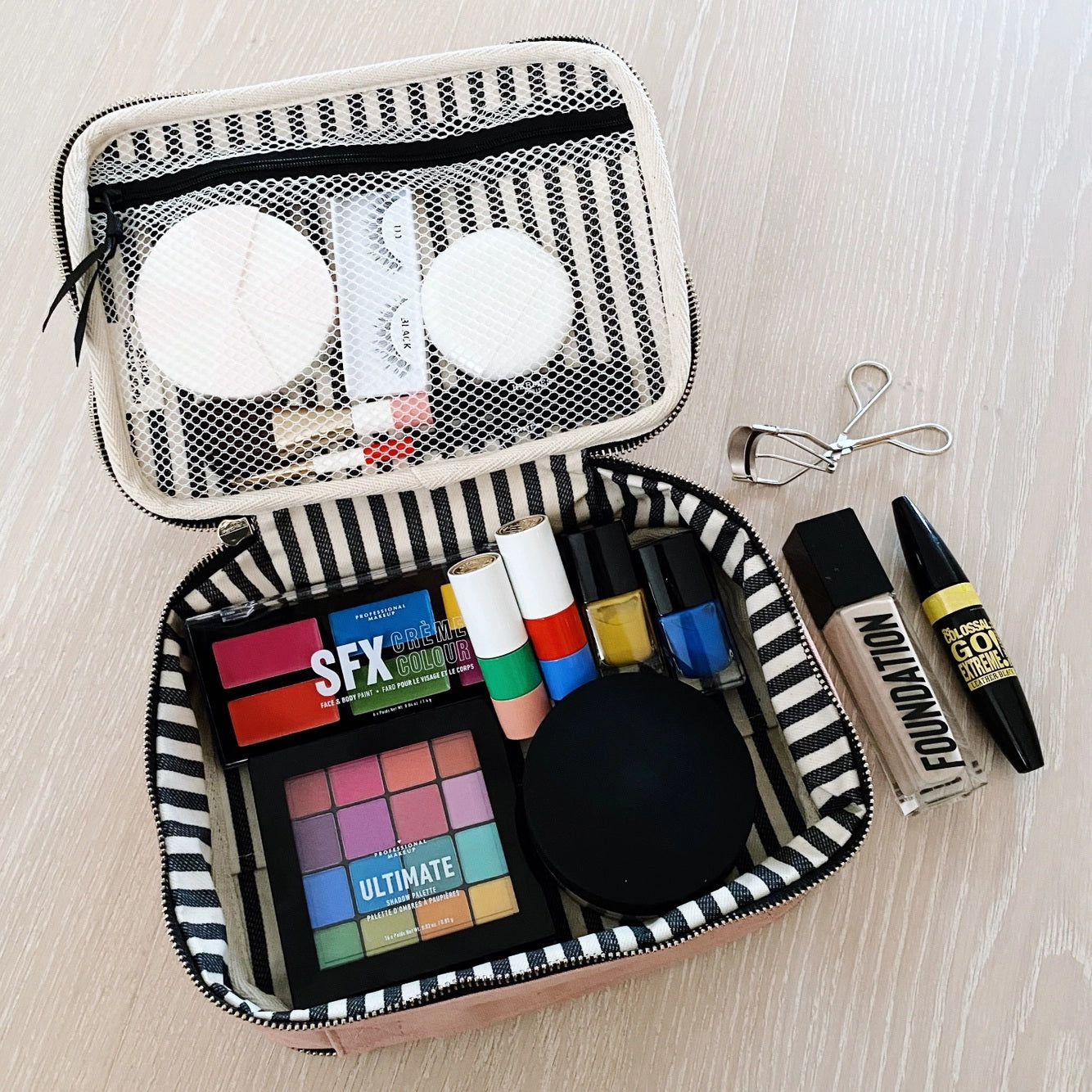 Blush Dream Organiser - monikäyttöinen säilytyslaukku avattuna, tuotteita sisällä