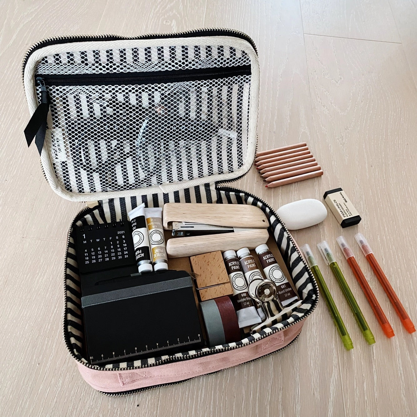 Blush Dream Organiser - monikäyttöinen säilytyslaukku, tuotteita sisällä ja vieressä