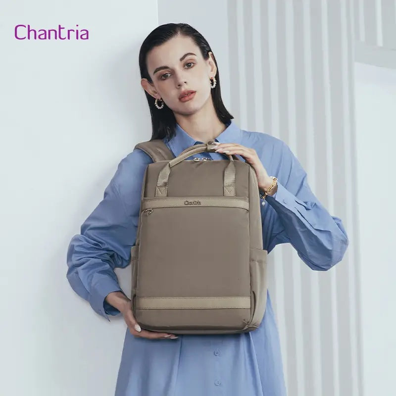 Marina Galanti tietokonereppu naisen sylissä